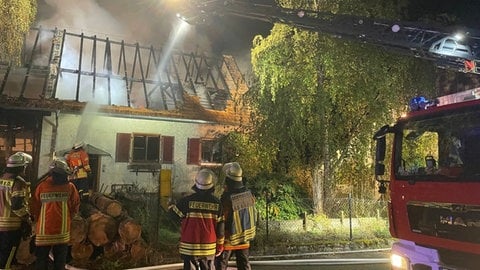 Die Feuerwehr hat das brennende Haus mit Scheune gelöscht