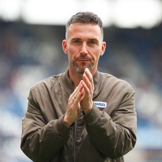 Christian Eichner vom KSC klatscht in die Hände