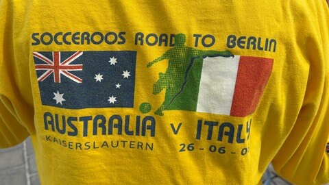Ein Fanshirt erinnert an das WM-Spiel zwischen Australien und Italien in Kaiserslautern. 