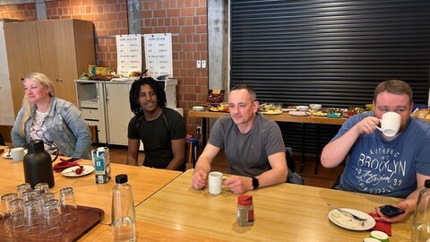 Kali Hamid frühstückt zusammen mit seinem Deutschkurs: Das Projekt "AzubiGo" in Mainz unterstützt Azubis mit Migrationshintergrund. 