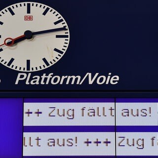 "Zug fällt aus" heißt es auf einer Anzeigetafel an einem Bahnhof: Ein defektes Stellwerk in Neustadt an der Weinstraße sorgt für Zugausfälle.
