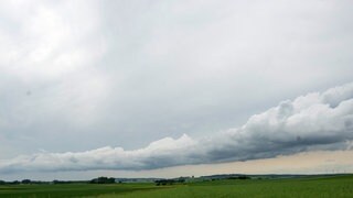 Eine Gewitterwolke zieht heran. Am Sonntag drohen Gewitter über Teile Baden-Württembergs hereinzubrechen.