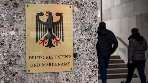 Ein Schild mit der Aufschrift „Deutsches Patent- und Markenamt“ am Haupteingang des deutschen Patentamtes. Wie innovativ ist Deutschland?