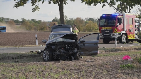 In Worms ist bei einem Unfall ein Mann getötet worden. Ein weiterer Mensch wurde schwer verletzt. Zwei Autos waren miteinander kollidiert.