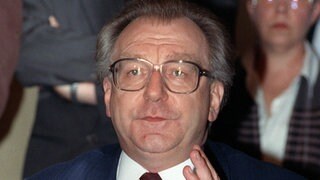 Pressekonferenz in Stuttgar: Der baden-württembergische Ministerpräsident Lothar Späth (CDU) trat am 13.1.1991 zurück. Er legte sein Amt mit sofortiger Wirkung nieder. Späth zog damit die Konsequenzen aus der sogenannten "Segeltörn-Affäre" und den damit verbundenen Vorwürfen, er habe sich Privatreisen von der Industrie bezahlen lassen.