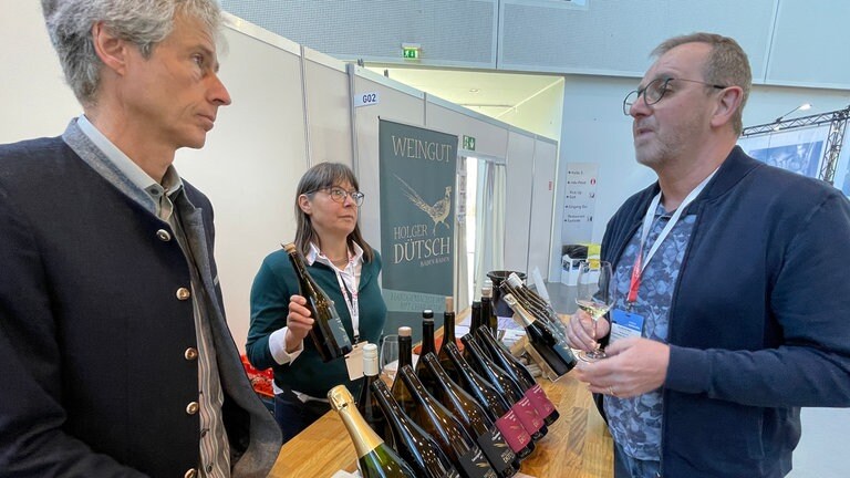 Weingut Holger und Hannelore Dütsch aus Neuweier stellen ihre Weine Weinfachmesse Eurovino in Karlsruhe vor.