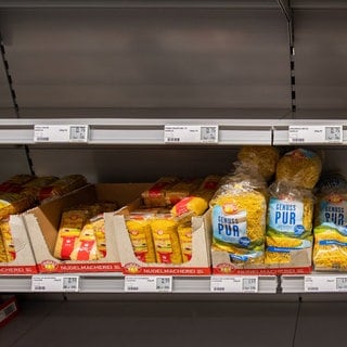 Ein fast leeres Regal mit Nudeln in einem Supermarkt.