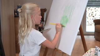 8-jähriges Mädchen malt ein Bild