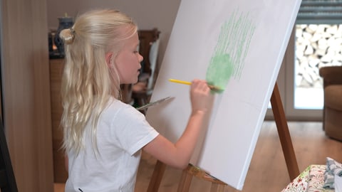 8-jähriges Mädchen malt ein Bild