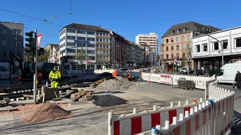 Der Münsterplatz ist voll mit Absperrungen. Die Bauarbeiter arbeiten mit Hochdruck daran, die neuen Straßenbahnschienen mit den alten zu verbinden. 