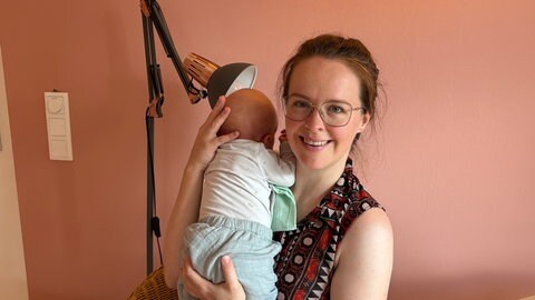 Laura Renth mit Baby Luca: Sie war die erste, die in dem neuen Mainzer Geburtshaus entbunden hat.