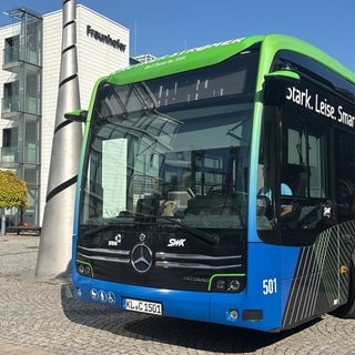 KI in Kaiserslautern: Ein Testbus ist ausgestattet mit einem Sensor, damit die Ampel schneller grün geschaltet wird. 