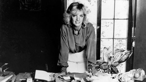 Modeschöpferin Jil Sander mit einer Stoffmuster-Kollektion, aufgenommen zu Beginn ihrer Designer-Karriere (undatiertes Foto). Sie setzte in den 1980ern auf minimalistische Schnitte, gut kombinierbare Farben und hochwertige Materialien.