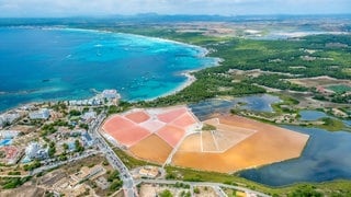 Die Salzkonzentration ist im Mittelmeer überdurchschnittlich hoch, nämlich 38 Gramm pro Liter. Im Atlantik sind es nur 35 Gramm. Das kann wie hier auf Mallorca in den Salines de s'Avall zur Salzgewinnung genutzt werden.