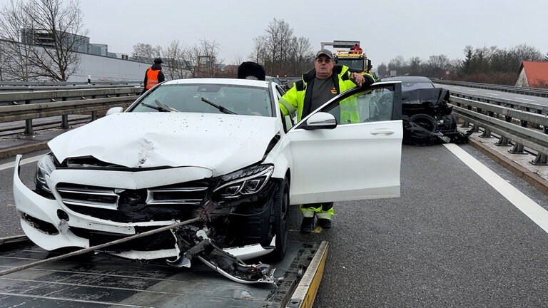 Autos sind zerbeult und werden abgeschleppt. Auf der B27 bei Hechingen hat es am Mittwochmorgen eine Massenkarambolage gegeben.