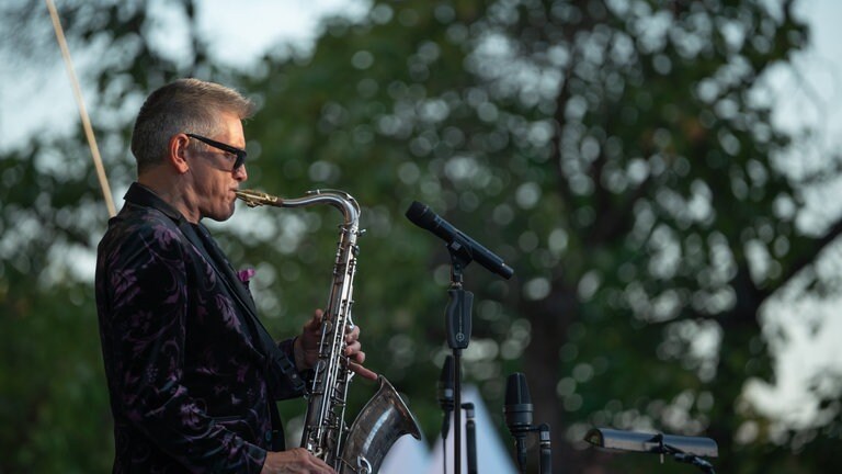 Curtis Stigers spielt Saxophon 