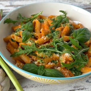 Penne mit Paprikacreme und Rucola-Pesto