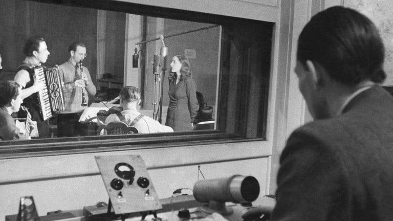 Regieraum mit Toningeneur, Solistin und Orchester 1946