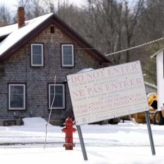 Ein Schild an einer unbewachten Grenzstraße, die von Stanstead, Quebec, nach Derby Line, Vermont, USA führt.