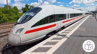 Ein ICE steht an einem Bahn·steig. Es ist sonniges Wetter. Die Bahn erlaubt die Stornierung von Tickets im Fernverkehr. Der Grund ist die Hitze. Rechts das SWR Logo für Leichte Sprache.