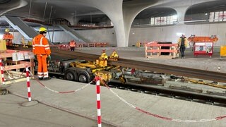 In der Tiefbahnhofshalle in Stuttgart werden die ersten Gleise verlegt. Ab dem Sommer können darauf Züge im Testbetrieb fahren.
