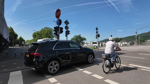 Eine bekannte Situation am Ende der Karl-Marx-Straße: Kaum springt die Ampel auf Grün, beschleunigt ein Auto, um noch vor dem Radfahrer auf die Römerbrücke zu gelangen - denn dort teilen sich beide eine Spur und ein Überholen ist nicht mehr möglich. 