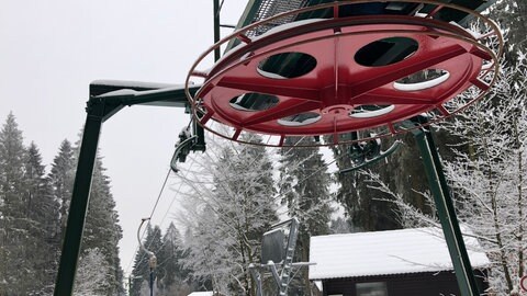 Noch stehen die Lifte still im Wintersportgebiet "Schwarzer Mann".