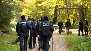 Polizeibeamte auf Spurensuche am Fundort des toten Säuglings in Maulburg.
