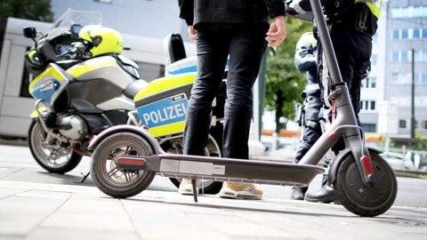 Die Polizei hat einen E-Scooter gestoppt (Symbolbild). Ab sofort sind in der Fußgängerzone von Neckarsulm E-Scooter verboten.