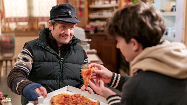 Markus (Sebastian Mirow) und Leon (Kilian Jürgens) essen Pizza im Hofladen