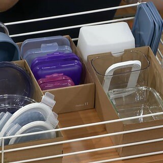 Ordnung im Küchenschrank: Frischhalteboxen platzsparend verstauen