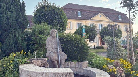 Ein spätbarockes Haus umgeben von Grün. Seit 50 Jahren gehört das Haus in Oberdischingen der Cursillo-Bewegung. Hier werden unter anderem Pilger auf dem Jakobsweg beherbergt.