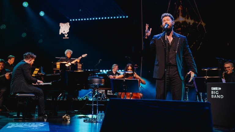 Zusammen mit der SWR Big Band begeisterte Calum Scott das Publikum beim Abschlusskonzert des diesjährigen „SWR3 New Pop Festivals“ im Festspielhaus in Baden-Baden