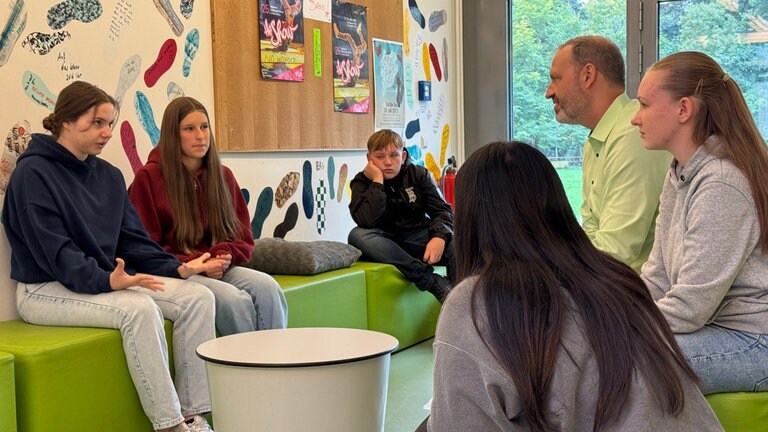 Die Ernst-Reuter-Schule Karlsruhe ist sowohl für den Deutschen Schulpreis als auch für den Themenpreis Demokratiebildung nominiert.
