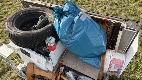 Eine Installation des Abfallverbands  A.R.T. aus illegal entsorgtem Müll soll Menschen zum Nachdenken anregen.