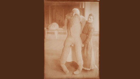 Katarina Detzel mit selbstgefertigter Stoffpuppe, 1914, Fotografie