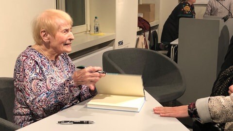 Charlotte Isler hat den Holocaust überlebt. Mit 14 Jahren floh sie vor NS-Regime und Judenhass in die USA. Vorher war ihre Heimat Stuttgart. In SWR1 Neuanfang erinnert sie sich.
