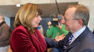 Ludwigshafens Oberbürgermeisterin Jutta Steinruck (parteilos) wird mit einem Festakt verabschiedet. Ihr Nachfolger Klaus Blettner (CDU) übernimmt das Amt im Januar. Er hat seine Ernnenungsurkunde bekommen.