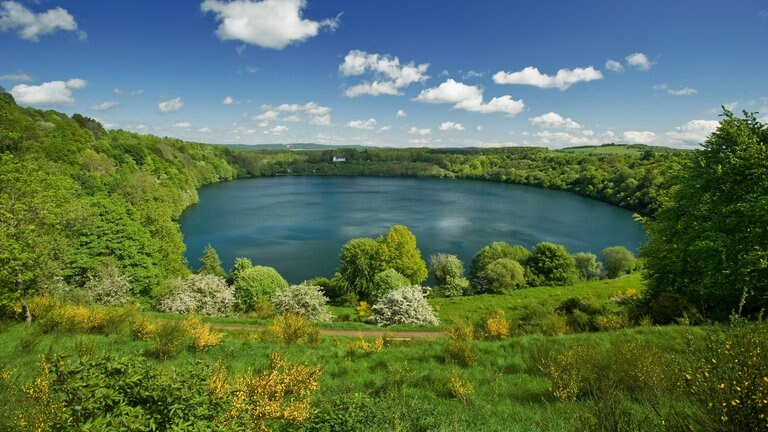 Hier können ihr euch in Rheinland-Pfalz abkühlen: Weinfelder Maar