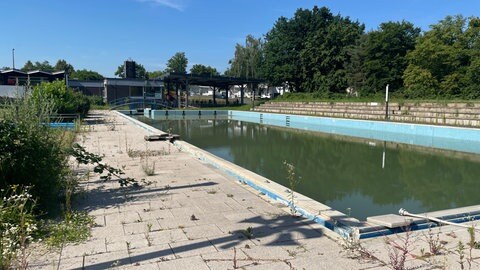 Blick auf das für die Sanierung stillgelegte Freibad in Remagen 