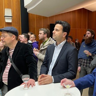 Parsa Marvi verfolgt die Wahl Prognose für die Bundestagswahl 2025 im Karlsruher Rathaus.