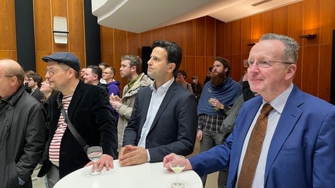 Parsa Marvi verfolgt die Wahl Prognose für die Bundestagswahl 2025 im Karlsruher Rathaus.