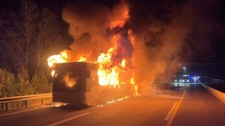 Ein Bus hat auf der A6 bei Kaiserslautern gebrannt