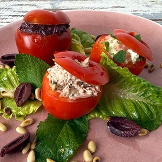 Gefüllte Tomaten mit verschiedenen Füllungen (Frischkäse, Thunfisch, Oliven)