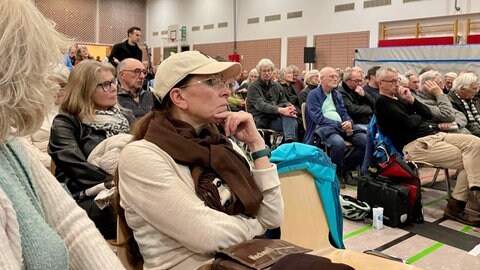Viele Fragen beim Bürgerdialog zum geplanten Windpark im Rammert bei Tübingen: Stadtverwaltung und Stadtwerke haben einen Zwischenstand der Pläne vorgestellt.