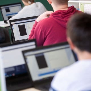 Schülerinnen und Schüler im Klassenzimmer einer 9. Klasse. Einer Studie zufolge haben Schüler in RLP vor allem in Mathe und Physik Probleme.