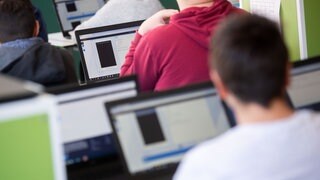 Schülerinnen und Schüler im Klassenzimmer einer 9. Klasse. Einer Studie zufolge haben Schüler in RLP vor allem in Mathe und Physik Probleme.