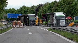 Lkw Bergung wegen Achsbruch nach Unfall mit Pkw auf der A81 bei Ilsfeld