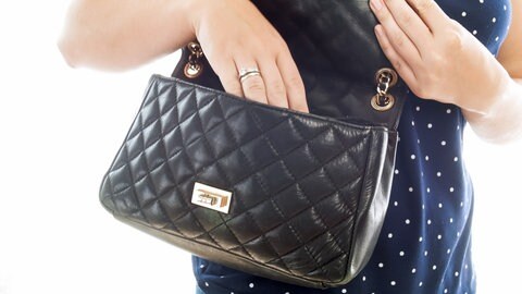 Frau trägt eine Handtasche
