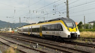 Ein weiß-gelber Zug - in der Nähe des Freiburger Hauptbahnhofs bei einer Rangierfahrt eines SWEG-Zuges der Triebkopf aus dem Gleisen gesprungen
